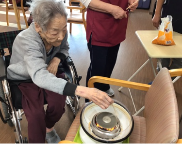 江井島 グループホーム２f 綿菓子作り 明石市の介護福祉施設 カサブランカ