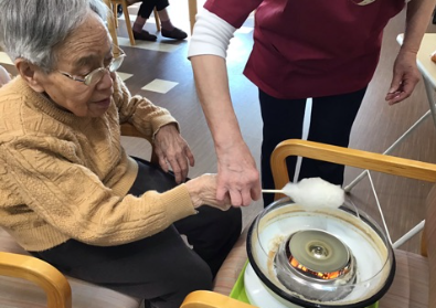 江井島 グループホーム２f 綿菓子作り 明石市の介護福祉施設 カサブランカ